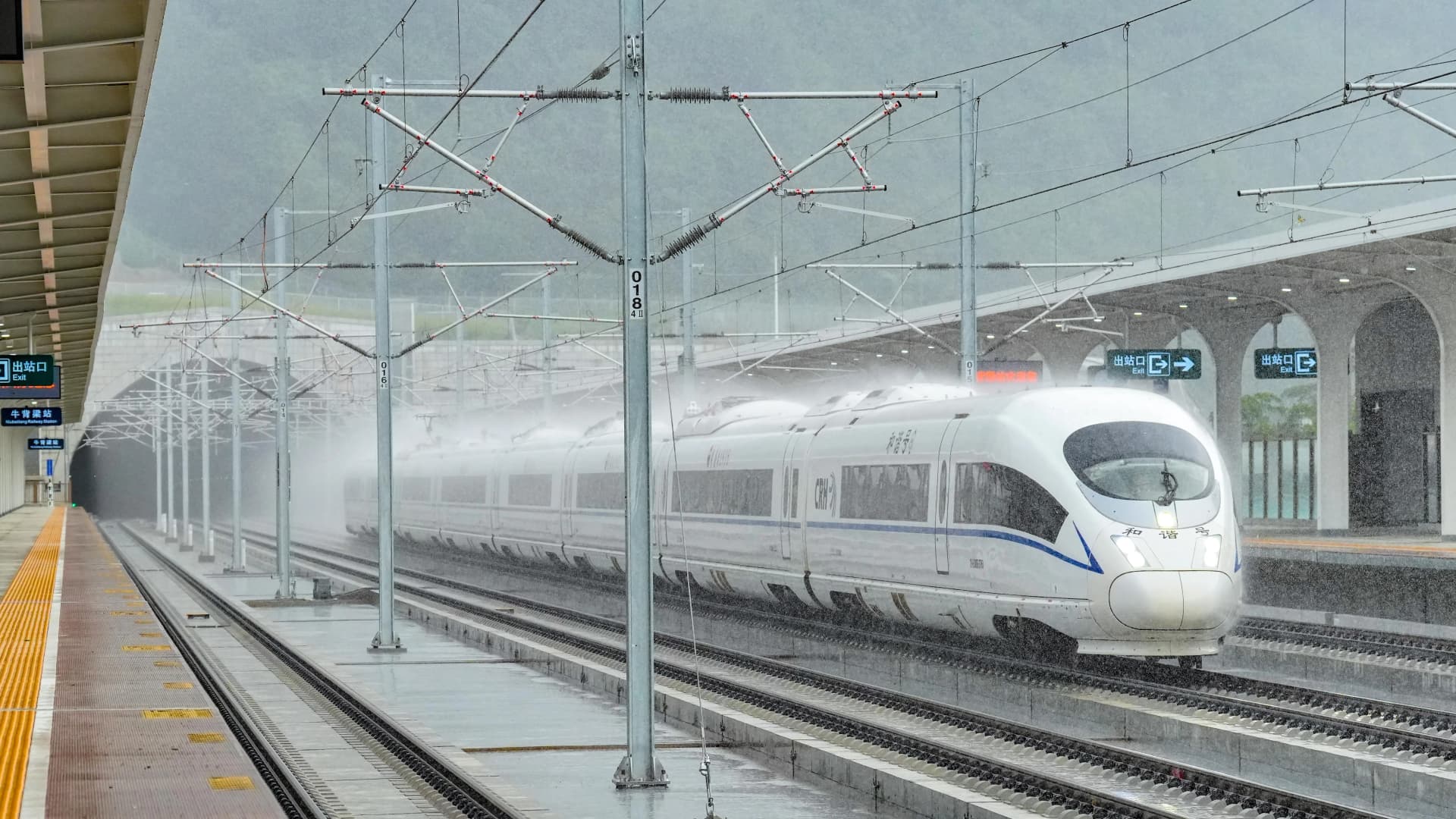 A kínai nagysebességű vonat 5,3 másodperc alatt gyorsul 800 km/h-ra
