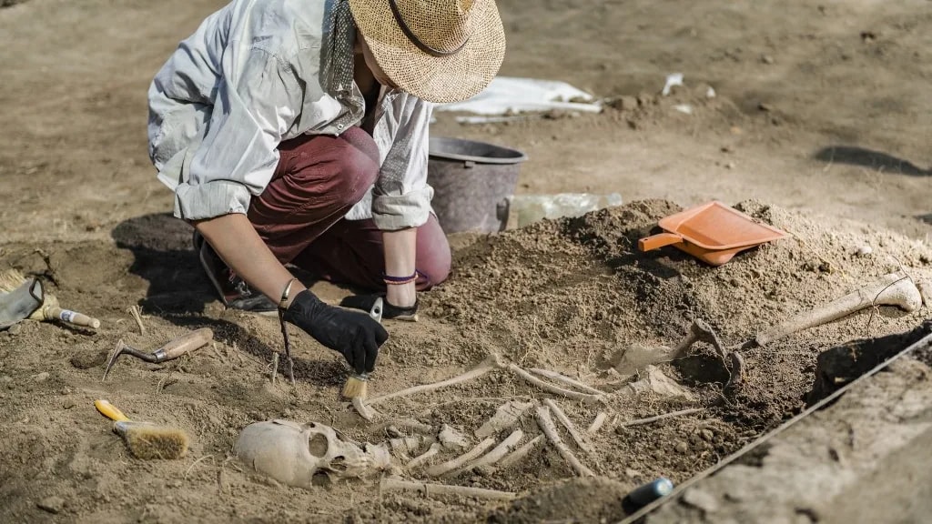 Emberi koponyákkal és egy bizarr fognyaklánccal temették el 5000 éve