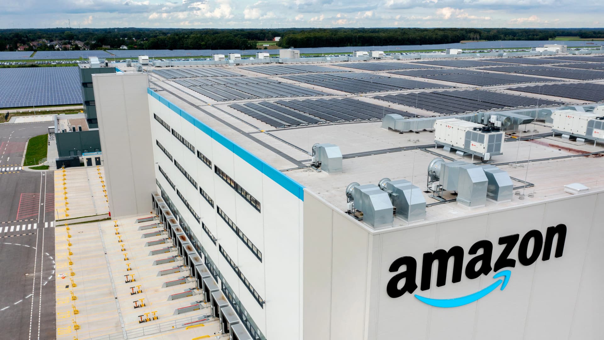 Az Egyesült Államok elővárosaiban drónos kiszállítással terjeszkedik az Amazon