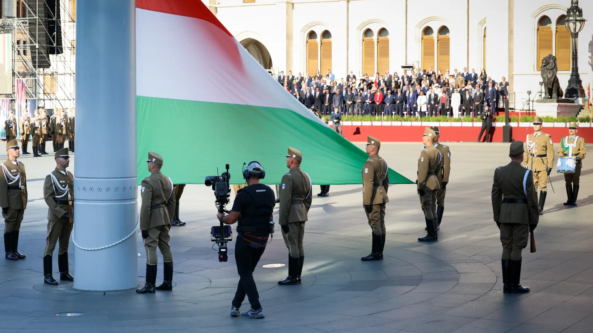 Zászlófelvonás és tisztavatás a Kossuth téren + GALÉRIA