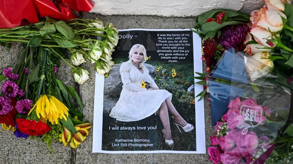 Dolly Parton előtt tisztelgett a királyi gárda + VIDEÓ