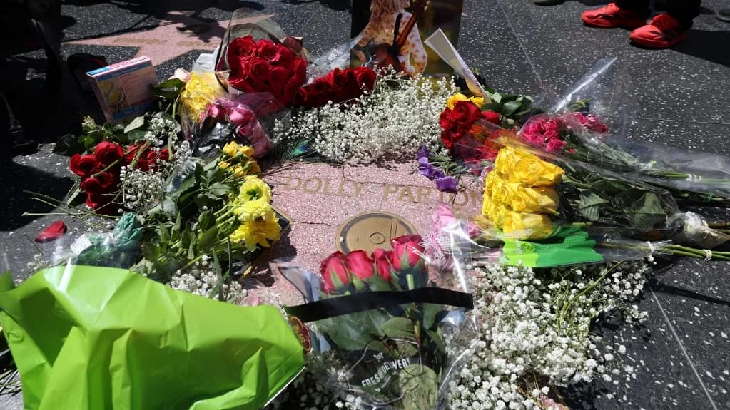 Új csillagot kapott Dolly Parton a hollywoodi Hírességek Sétányán