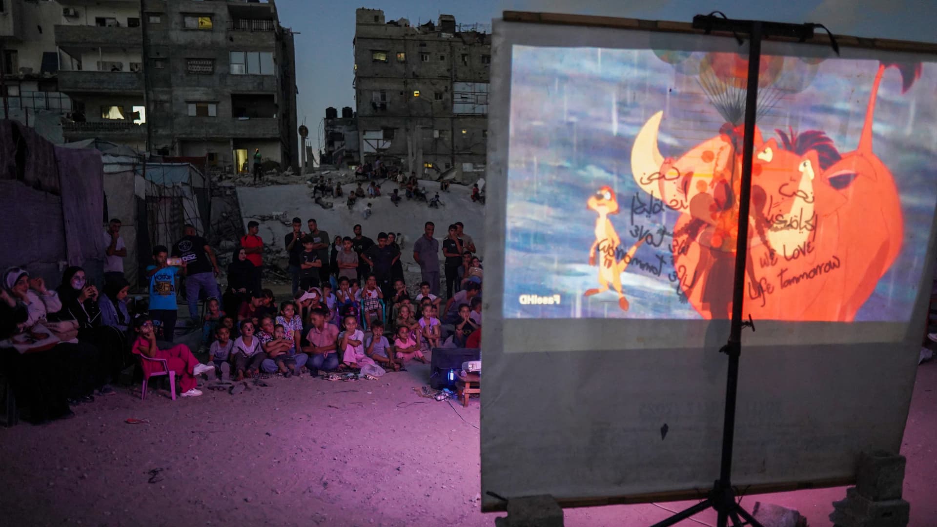 Rajzfilm a lebombázott épületek között – különös jelenet Gázából + VIDEÓ