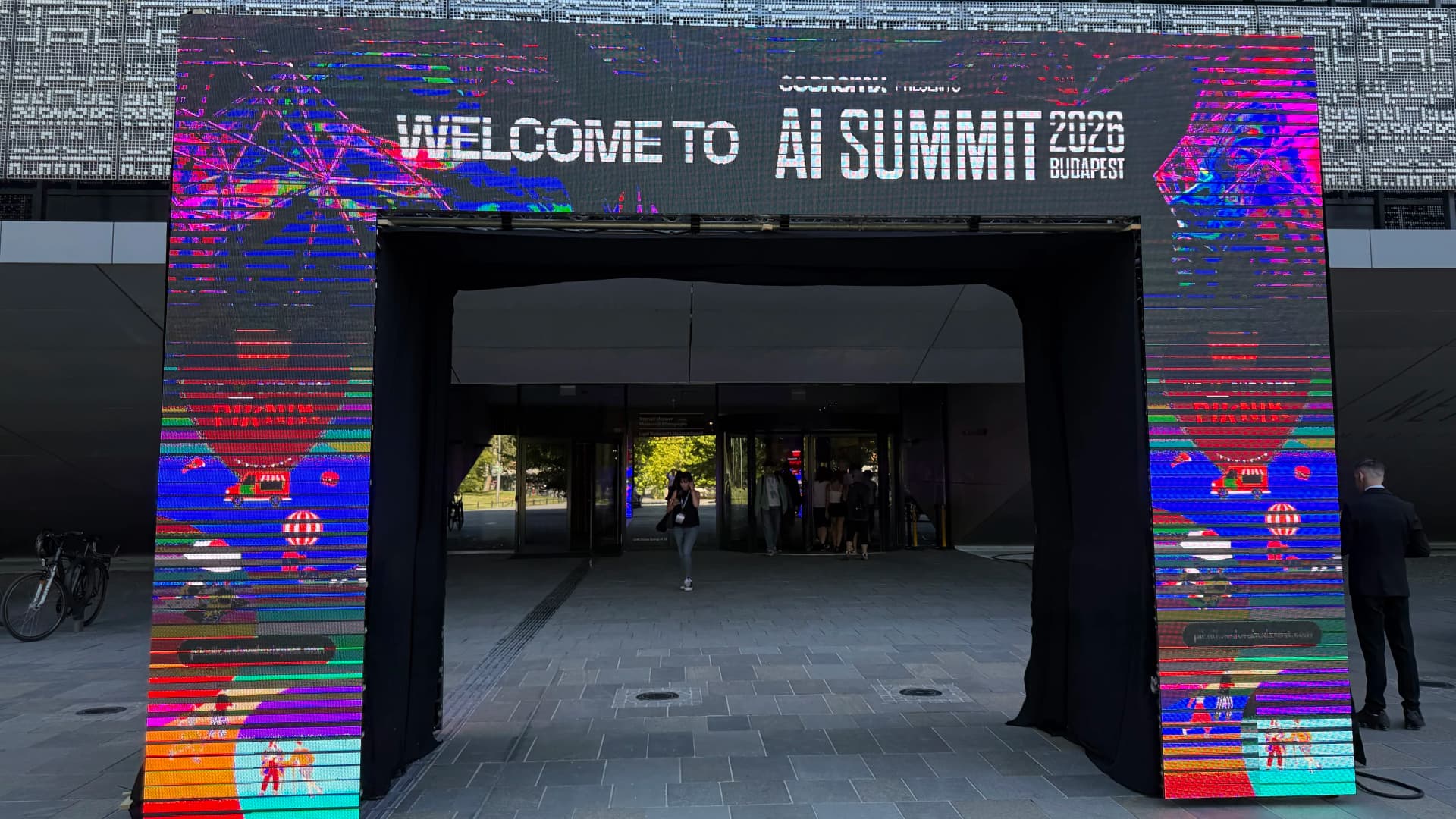Az AI Summit 2026 első napján a szuperintelligenciától a hadviselésen át az egészségügyig jutottunk el, végül egy generációkutató tette fel a legfontosabb kérdést