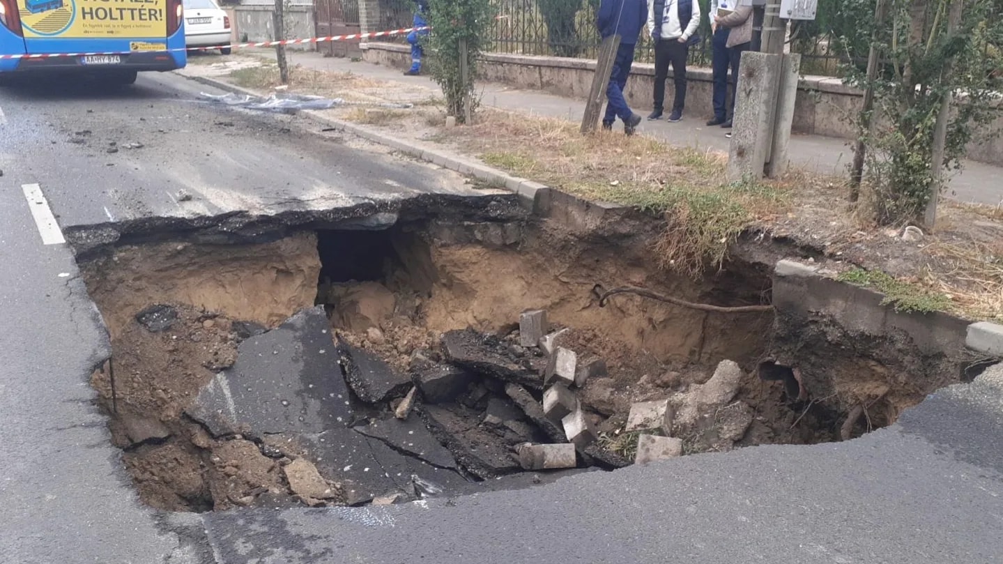 Beszakadt az aszfalt Rákospalotán, egy busz is érintett volt
