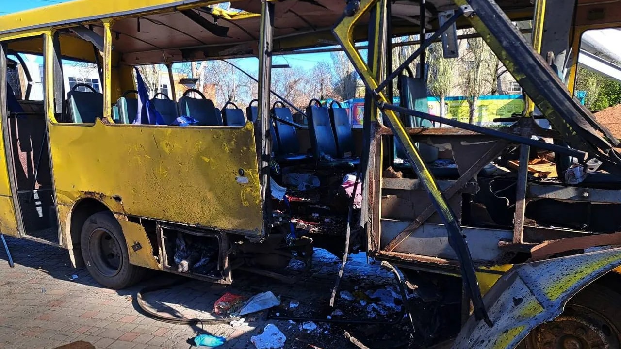 Orosz dróncsapás ért egy buszt Nikopol környékén