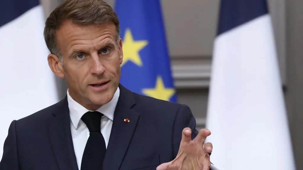 A francia elnök védelmi tervet szorgalmaz a kritikus infrastruktúrák elleni orosz hibrid támadásokkal szemben