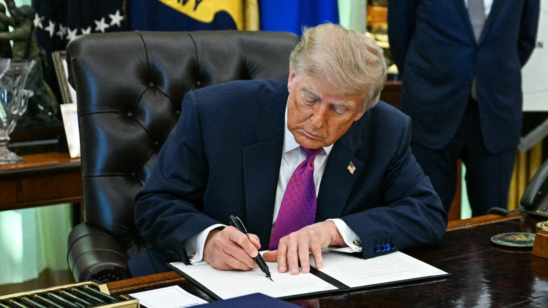 Trump aláírta az Oroszország ellen széles körű szankciókat biztosító törvényt