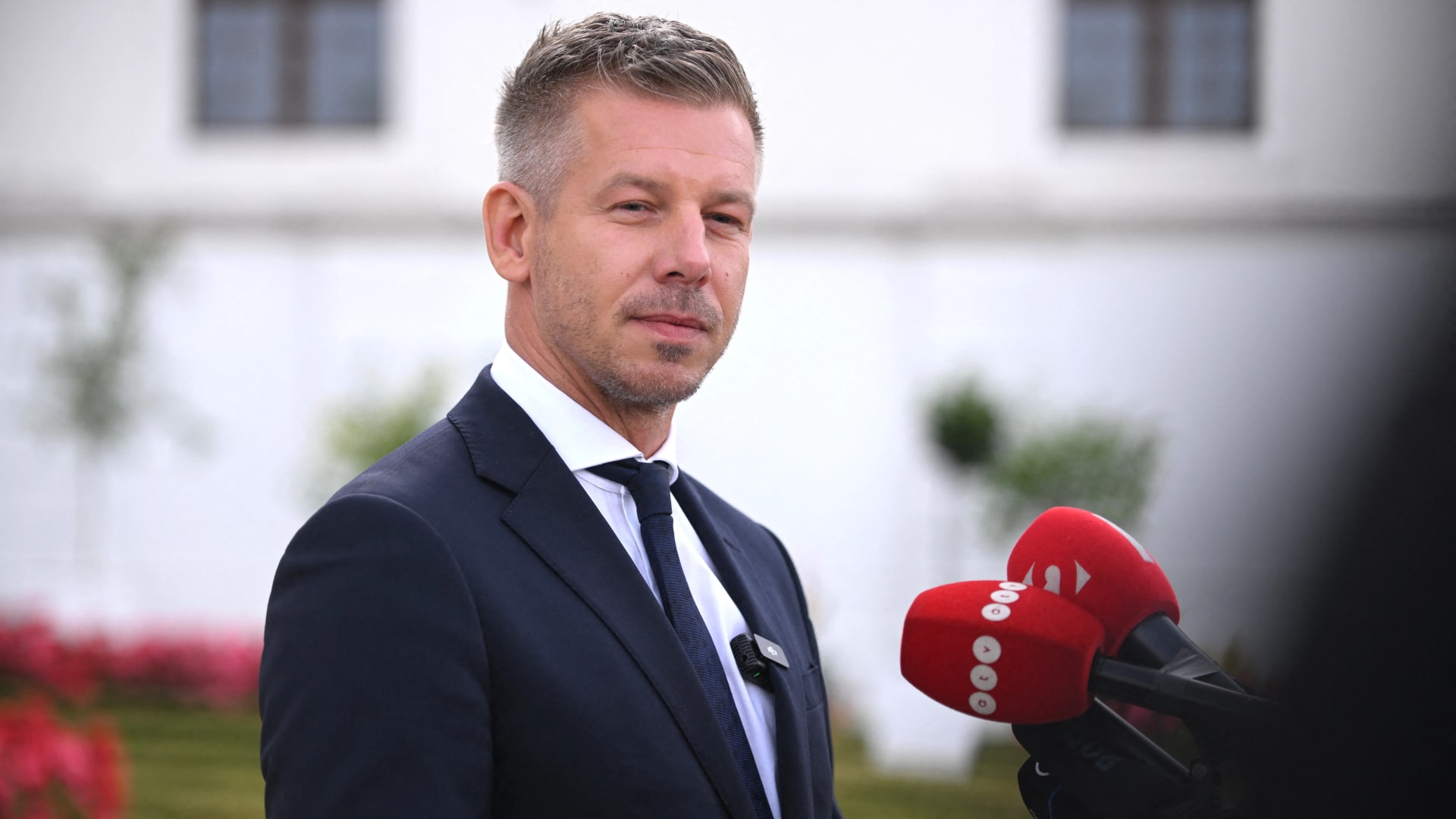 „Már csak kiláncolni akartak” – Magyar Péter viccelődhet egy életveszélyes fenyegetéssel?