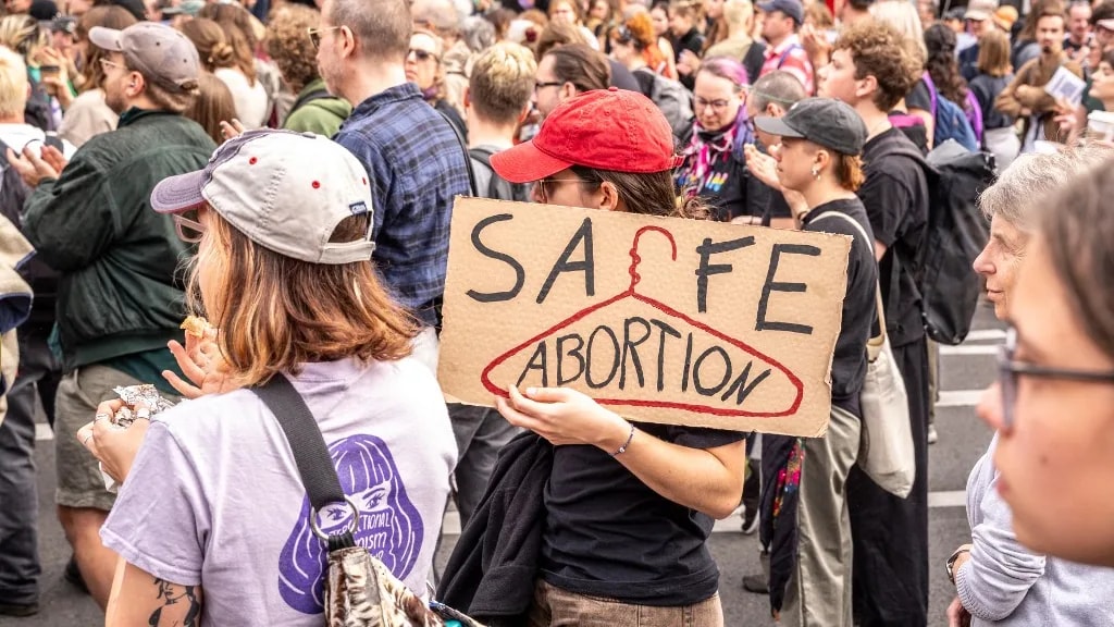 Tízezrek tüntettek az abortusz ellen Pozsonyban