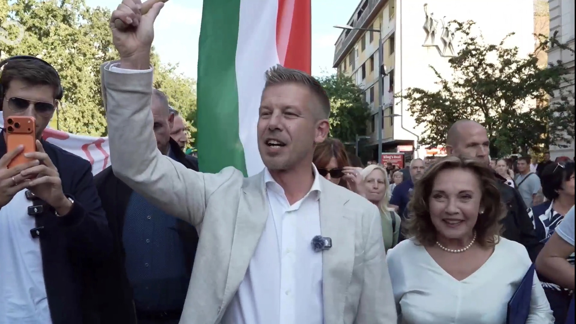 Szolnokon folytatódik Magyar Péter országjárása