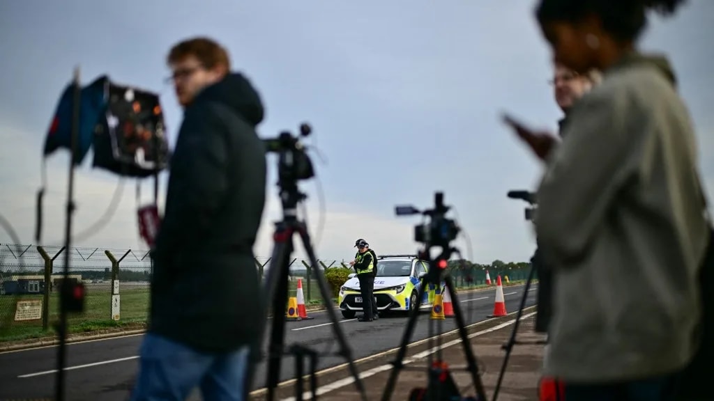 Éjjel maszkos férfiak lepték el a mezőt egy brit katonai bázis közelében