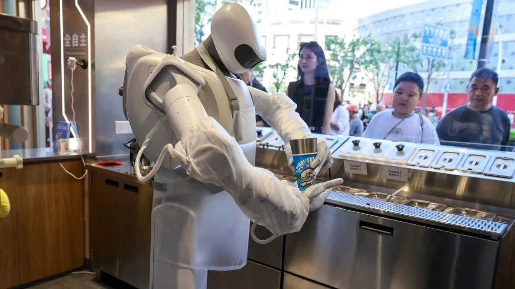 Megnyílik a bár, ahol robot a pultos