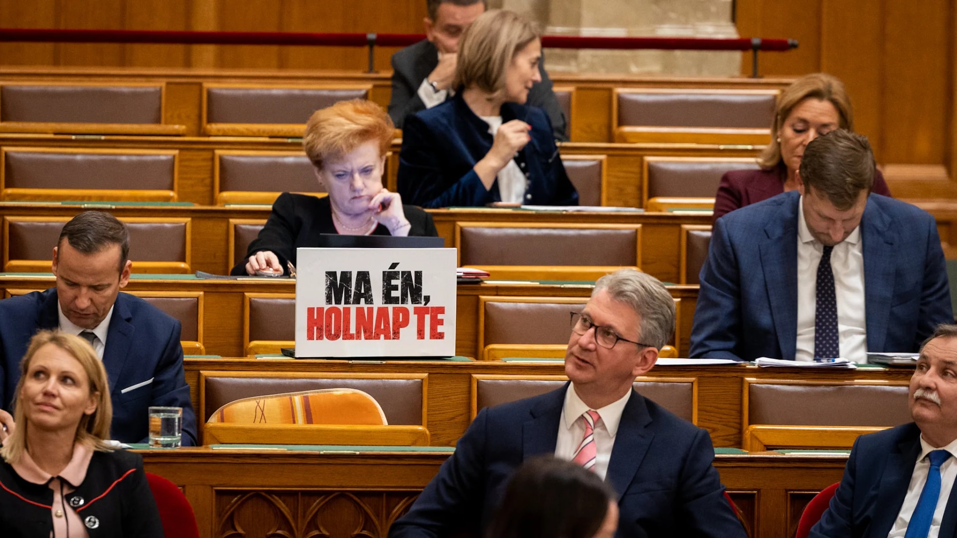Kihirdették a Magyar Péter, Hankó Balázs és Seszták Miklós mentelmi jogának felfüggesztéséről szóló határozatokat