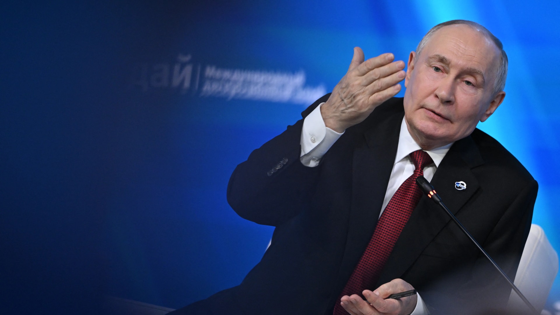 Putyin nincs a szavazólapon, mégis két ország választását tarthatja a markában