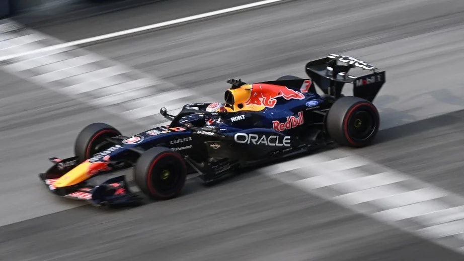 Őrült futamon győzött Max Verstappen