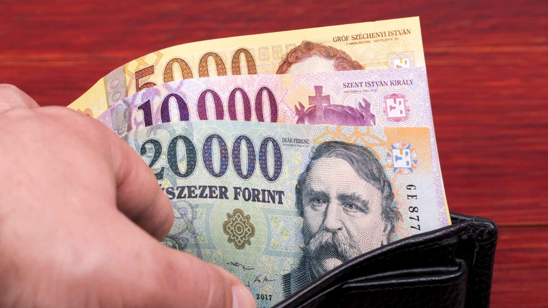Egymilliárdos adócsalással vádolnak egy ékszerkereskedőt Tatabányán