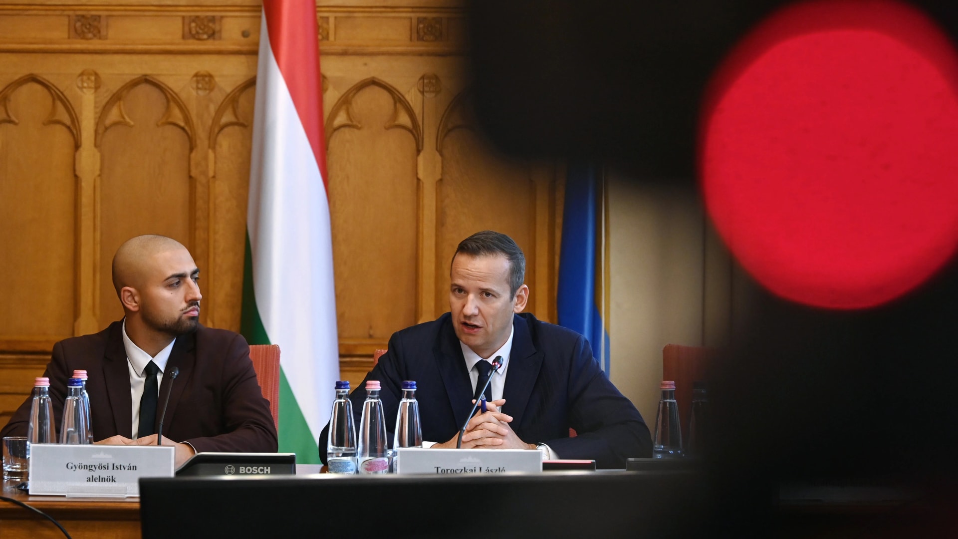 Hat volt igazságügyi minisztert nyilatkoztatna a végrehajtási visszaéléseket vizsgáló bizottság
