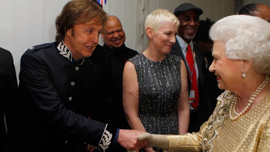 Paul McCartney felesége szerint II. Erzsébet királynő gyengéd érzéseket táplált a Beatles sztárja iránt