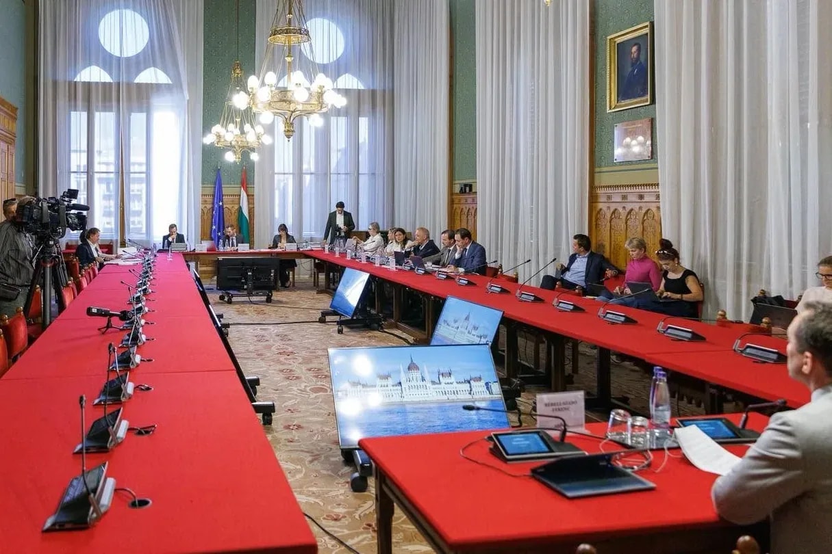 Mindent meghallgatnak, mégsem hallanak semmit, ez a Parlament nagy trükkje?