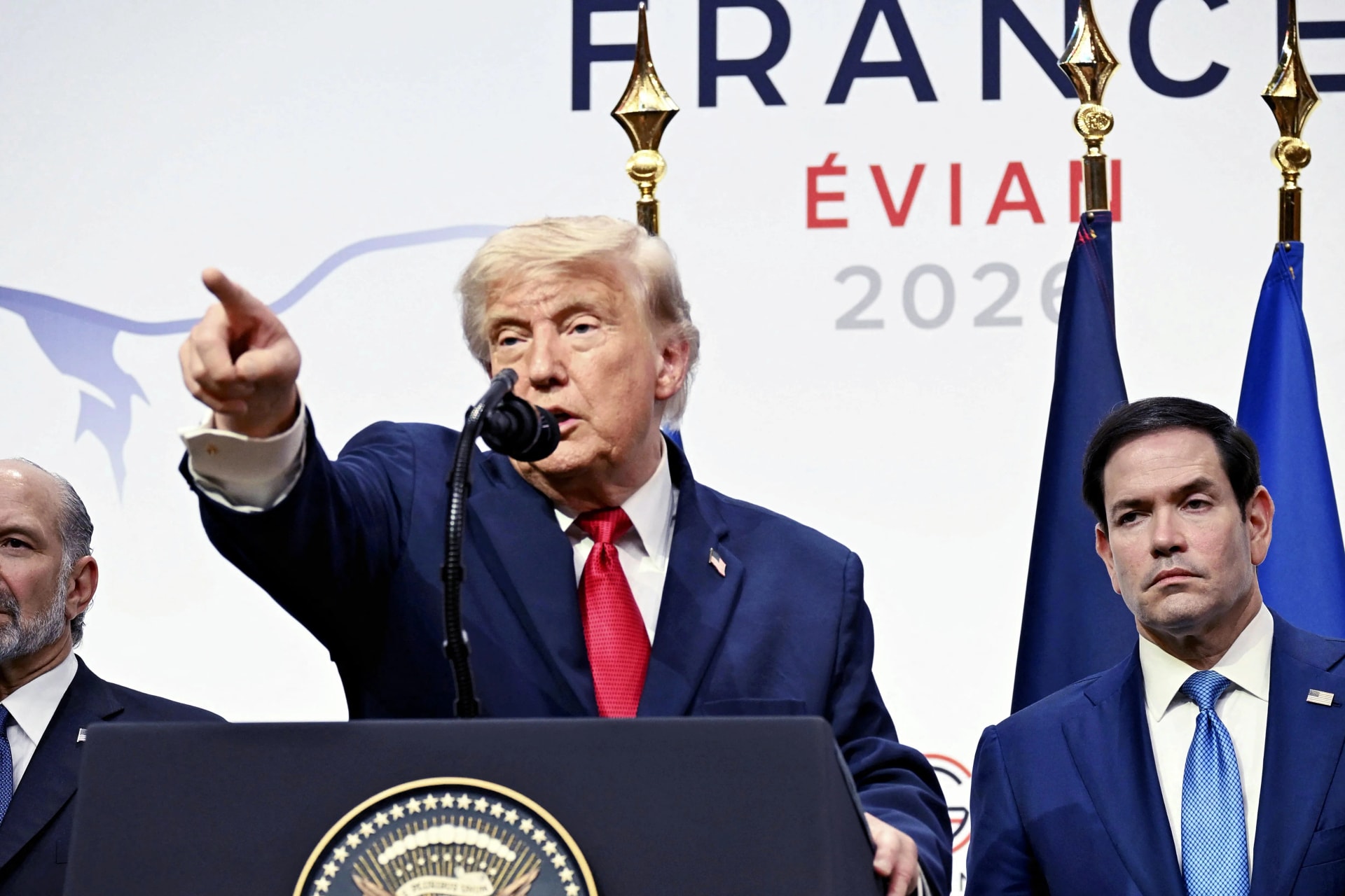 Trump felszólította Franciaországot: zárják le a határokat!