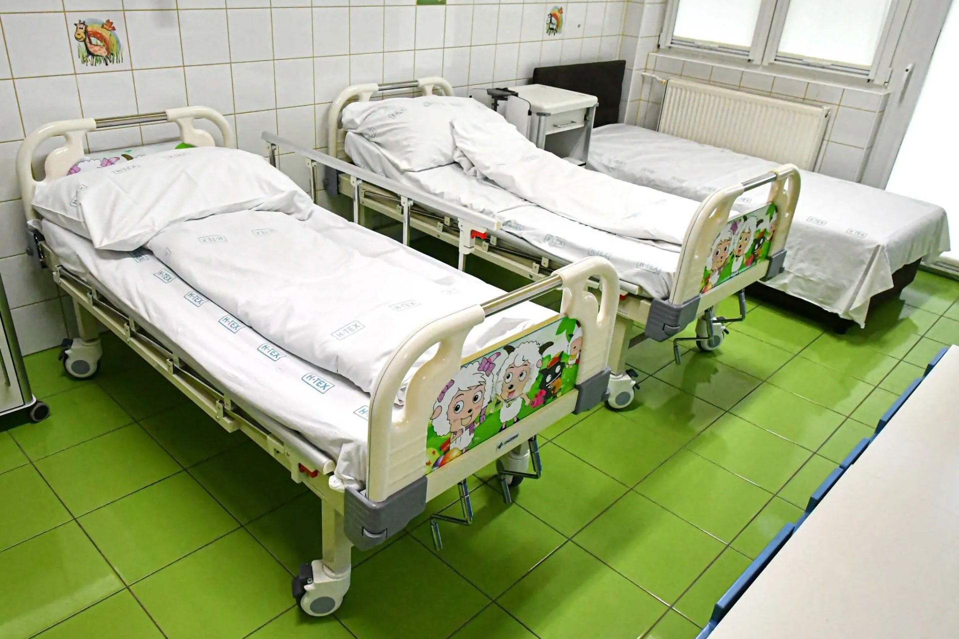 Új gyermekágyak érkeztek a miskolci kórházba a Pro Filii Alapítvány támogatásából