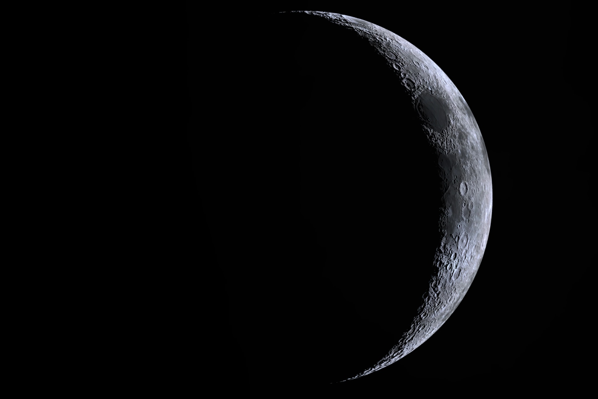 Rejtélyes lyukat vizsgálna a NASA a Hold felszínén