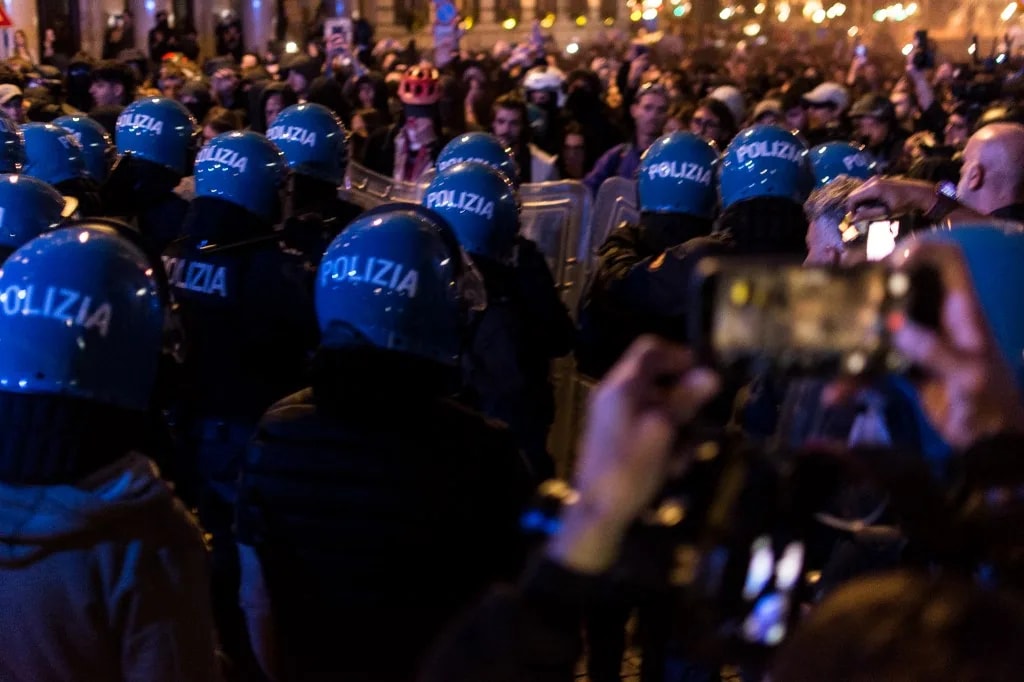 Olaszországban 23 városban tartottak házkutatásokat a pénteki tömegtüntetések után