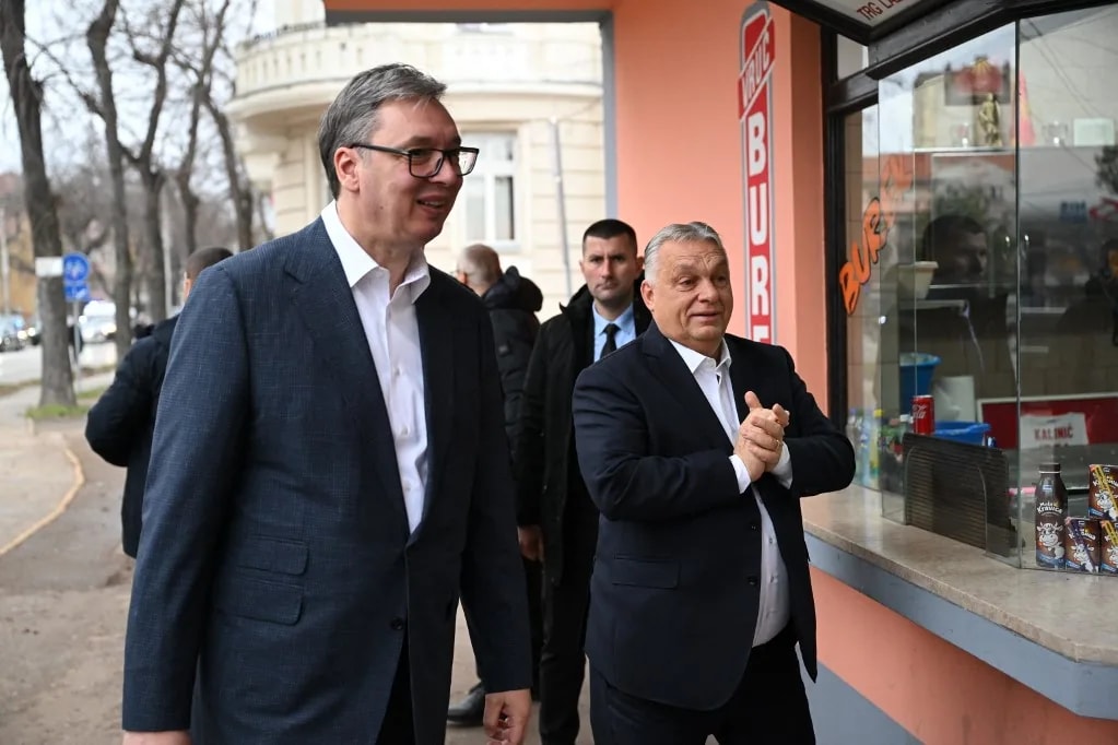 Édesapja házában fogadta Aleksandar Vucic Orbán Viktort + VIDEÓ