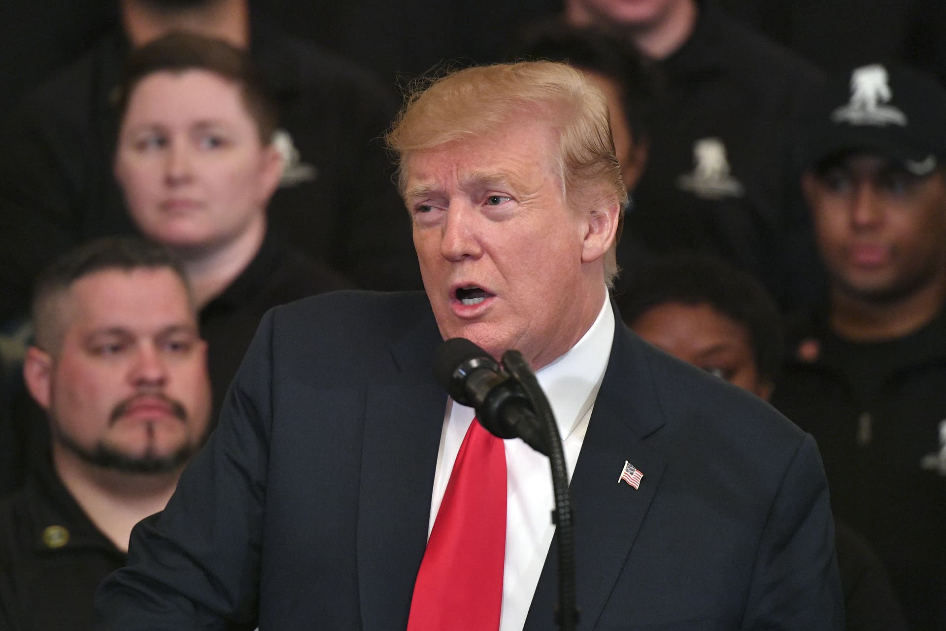 Trump szerint húszezer fős migránskaraván tart az amerikai határ felé