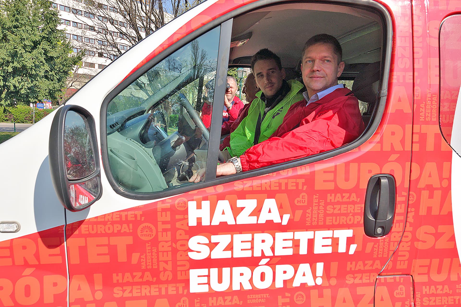 Piros-zöld kampánybusz, foszladozó ellenzéki egység