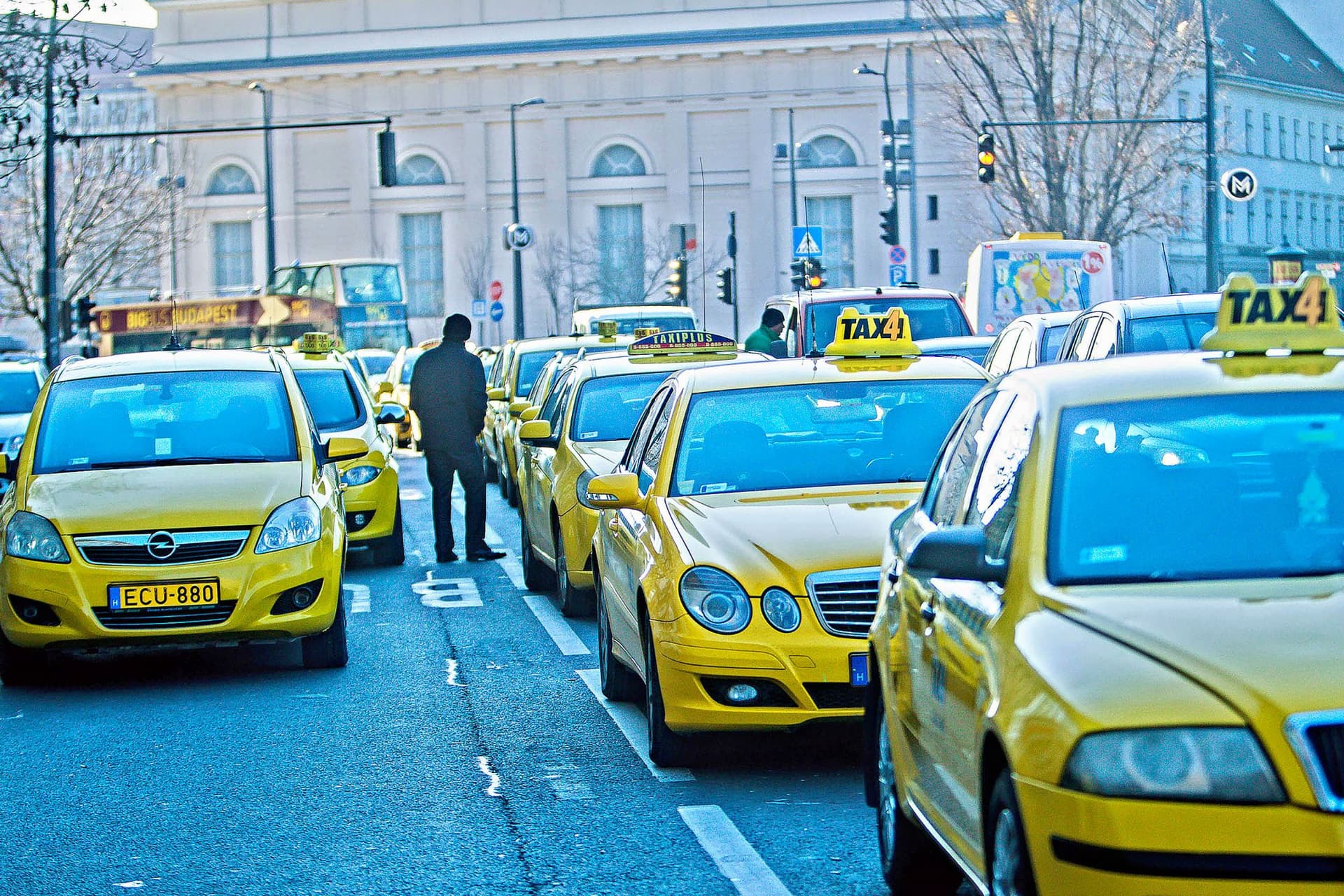 Többszörös eltiltás alatt, bódult állapotban vezetett a taxis