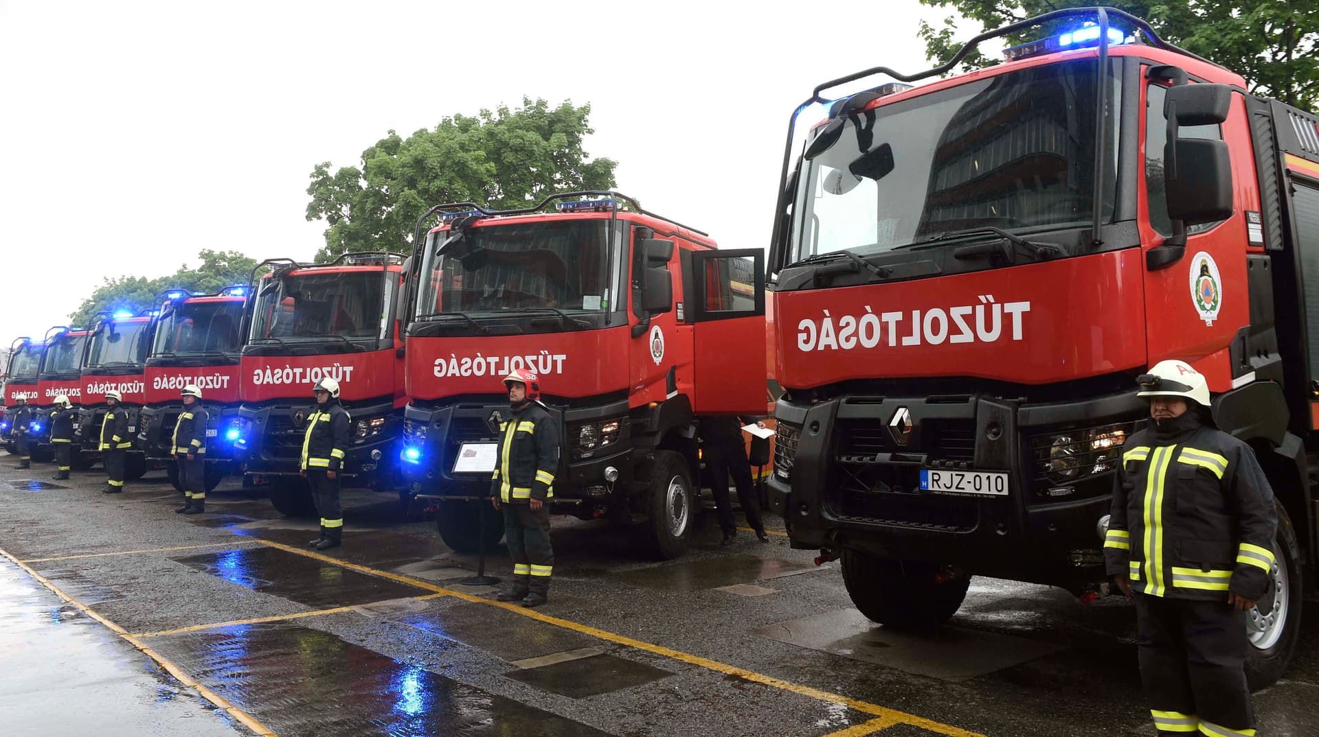 Komposztáló üzem tárolója és szalmabálák kaptak lángra