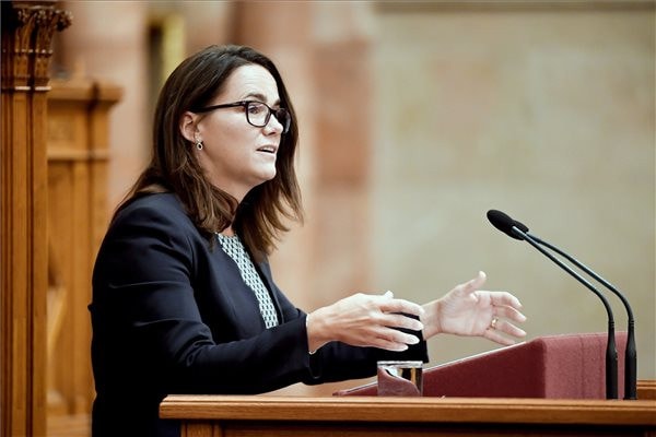 A családvédelmi akcióterv megerősíti a családok anyagi helyzetét
