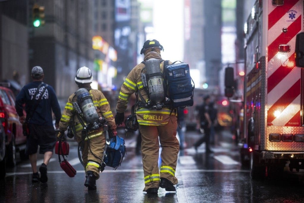 Helikopter zuhant egy felhőkarcolóra New York Manhattan negyedében