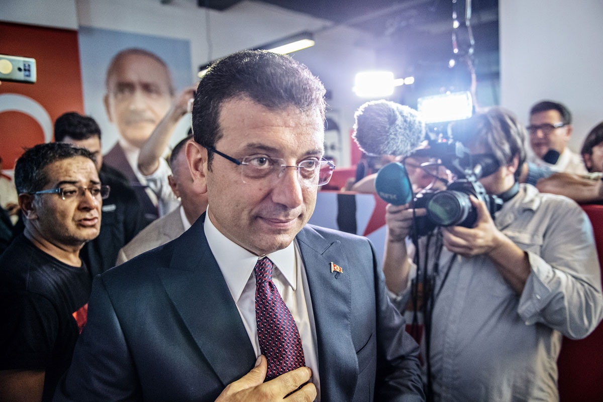 Videón, ahogy megtámadták az ellenzéki politikus kampánybuszát Törökországban