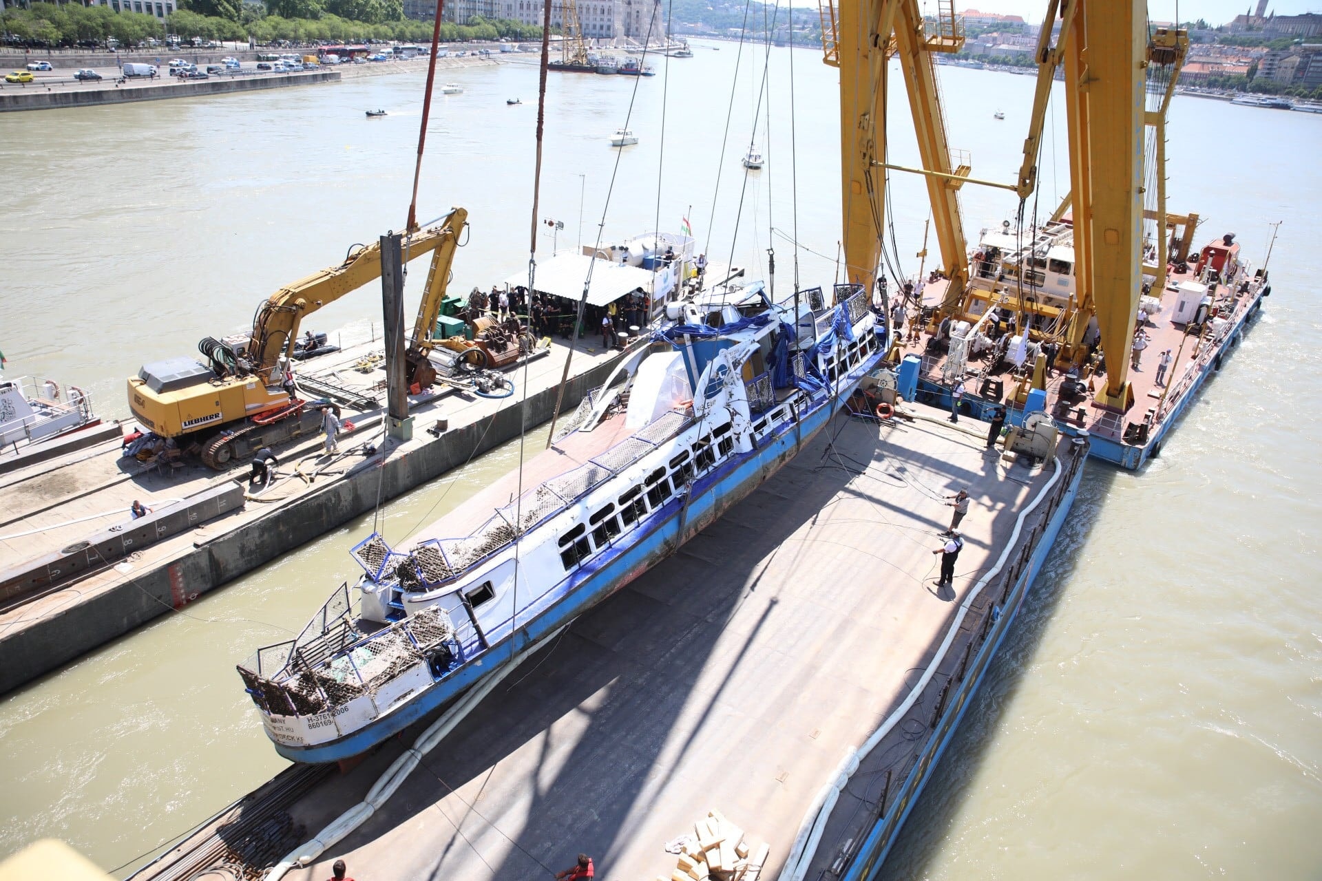 Így emelték ki a Hableány roncsát a Dunából