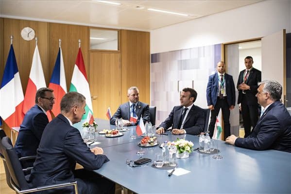 Felfüggesztették az EU-csúcsot vasárnap éjjel