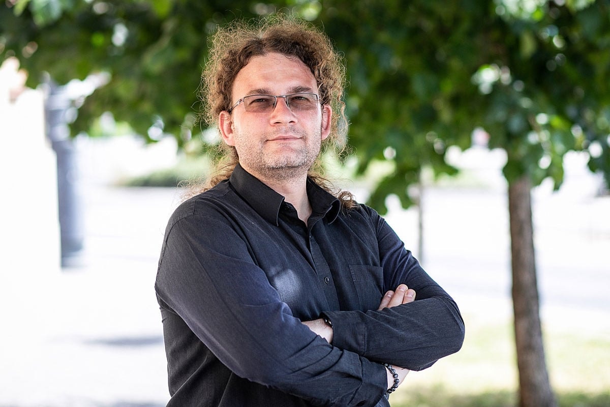 Nem tudjuk elképzelni, hogy aki helyettünk dönt, az ne legyen intelligens