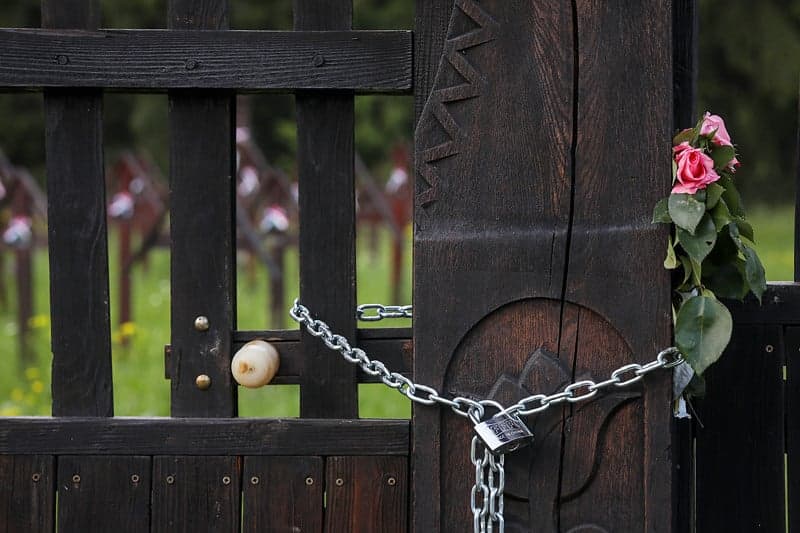 Úzvölgyi katonatemető: nem bírságolt a román csendőrség az újabb keresztállítás miatt
