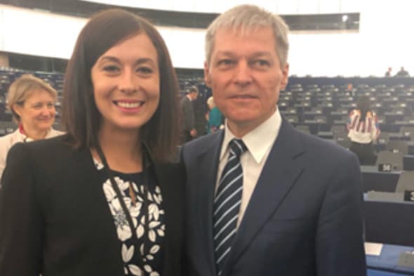 Büszkén pózol Cseh Katalin a magyarellenes román politikus oldalán