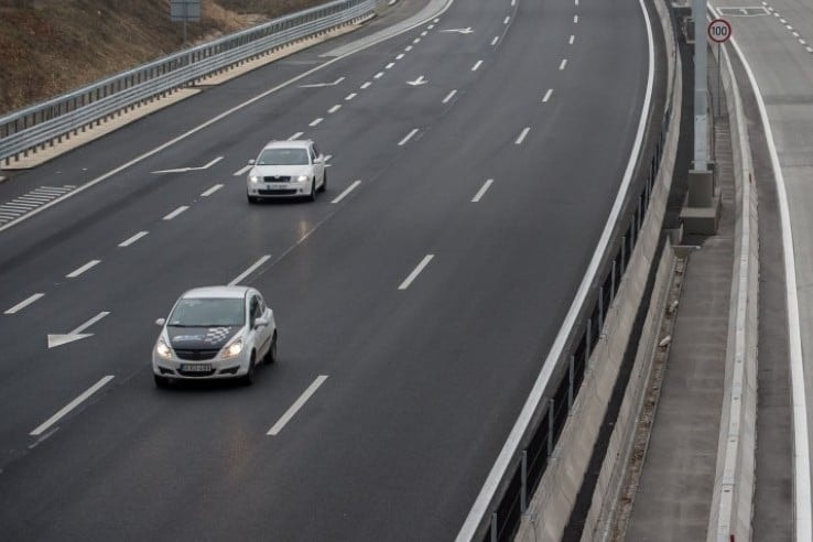 Hármas karambol miatt teljes útlezárás van az M1-es autópályán