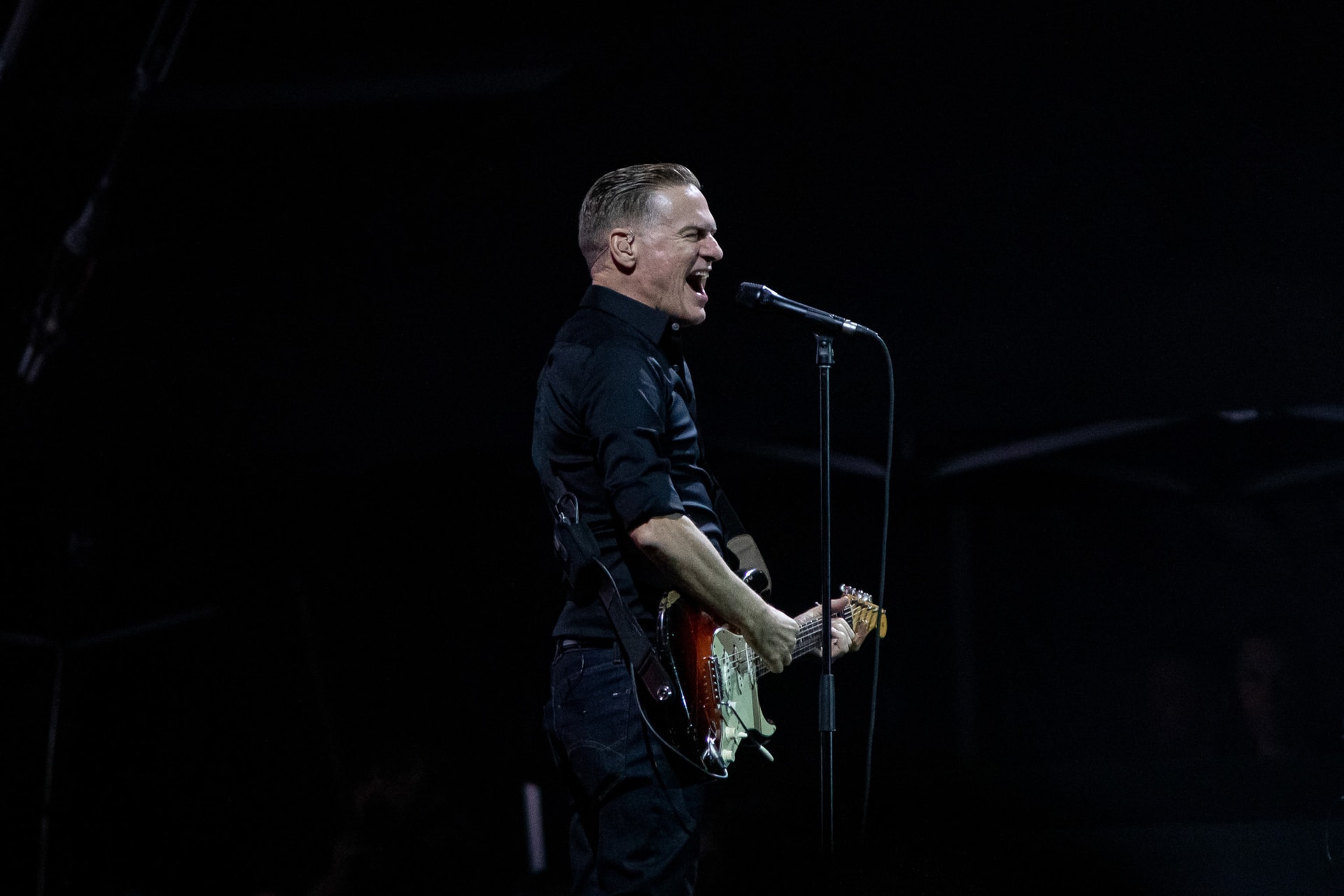 Videón Bryan Adams Hősök terén adott koncertje