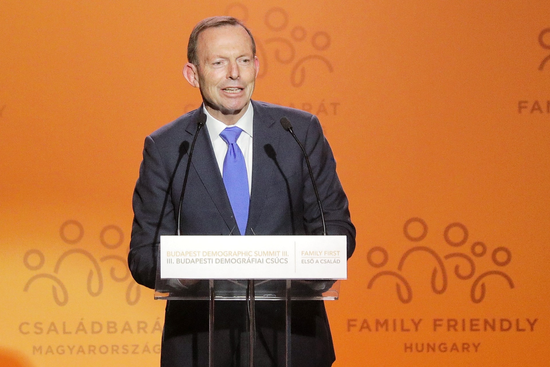 Tony Abbott: a Nyugat hanyatlása áll a jogállamiságról szóló viták hátterében