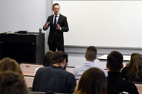 Szijjártó gazdasági együttműködési megállapodást ír alá Nyugat-Virginiában