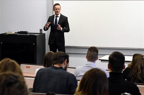 Szijjártó gazdasági együttműködési megállapodást ír alá Nyugat-Virginiában