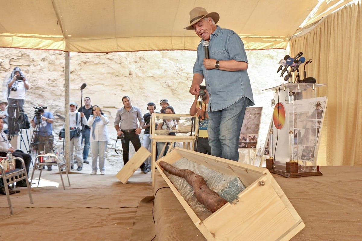 Aranytöredéket, ezüstpecsétet is találtak a régészek Egyiptomban, a Luxor közelében feltárt, 3300 éves sírban