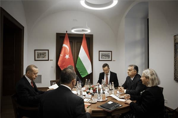 Fidesz: Törökország kulcsfontosságú a migráció megfékezésében