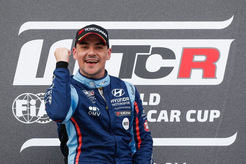 Michelisz megnyerte az első sepangi futamot, nagy lépést tett a világkupa-győzelem felé