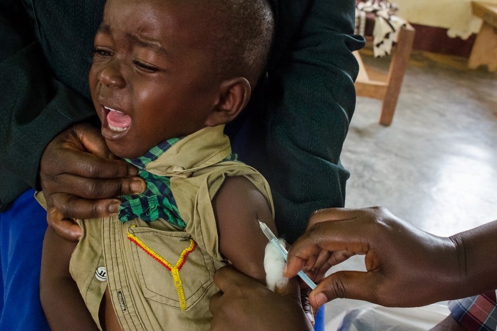Egyre durvul a helyzet Ugandában, éjszakai kijárási tilalmat és zárlatot rendeltek el az ebolajárvány miatt